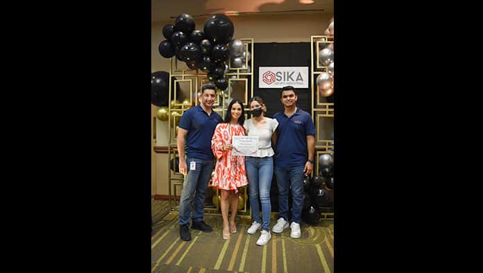 Entrega Sika becas a hijos de trabajadores