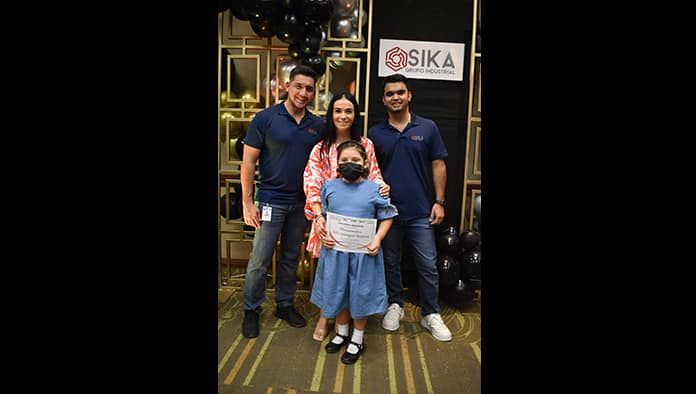 Entrega Sika becas a hijos de trabajadores