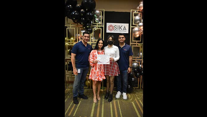 Entrega Sika becas a hijos de trabajadores