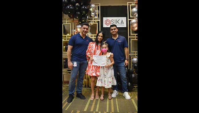 Entrega Sika becas a hijos de trabajadores