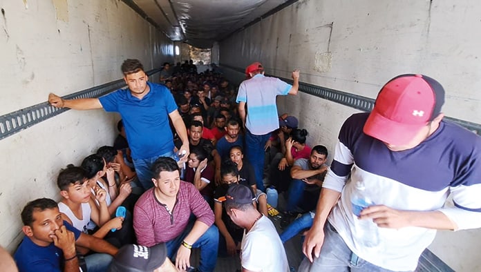 Aseguran tráiler con migrantes.