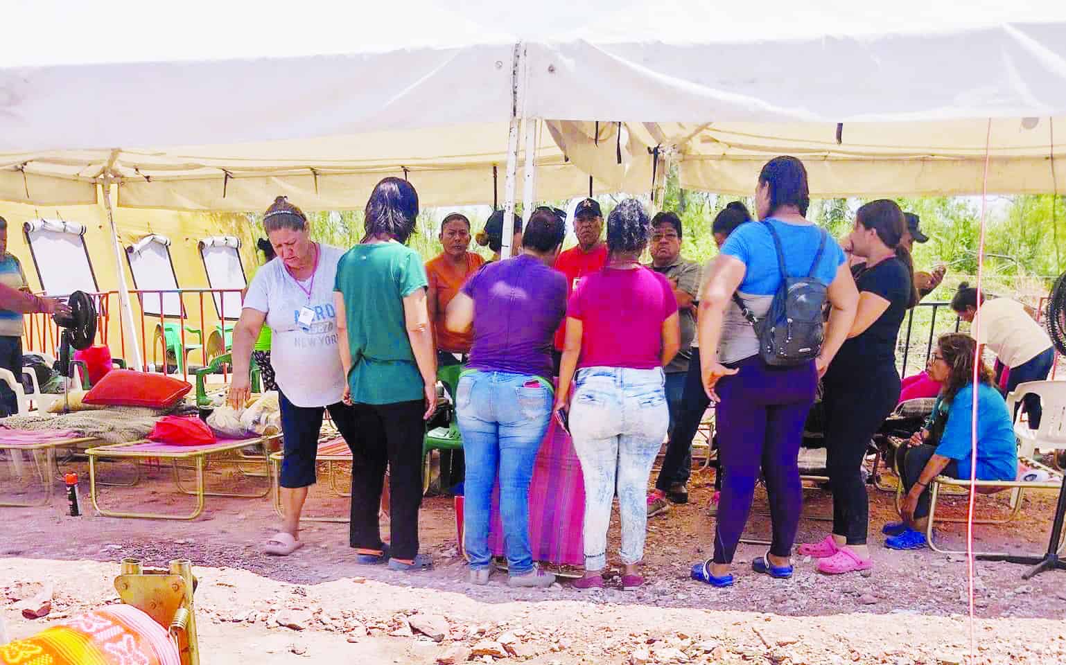 Las familias están desesperadas por el rescate se están volviendo locos.