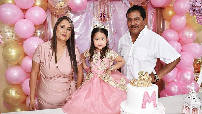 Mía Alexa apaga tres velitas
