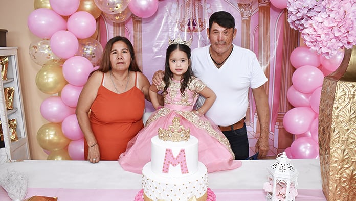 Mía Alexa apaga tres velitas