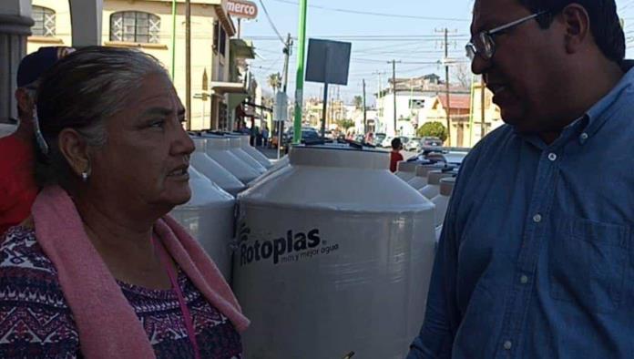 En aprietos abuelita para pagar su agua