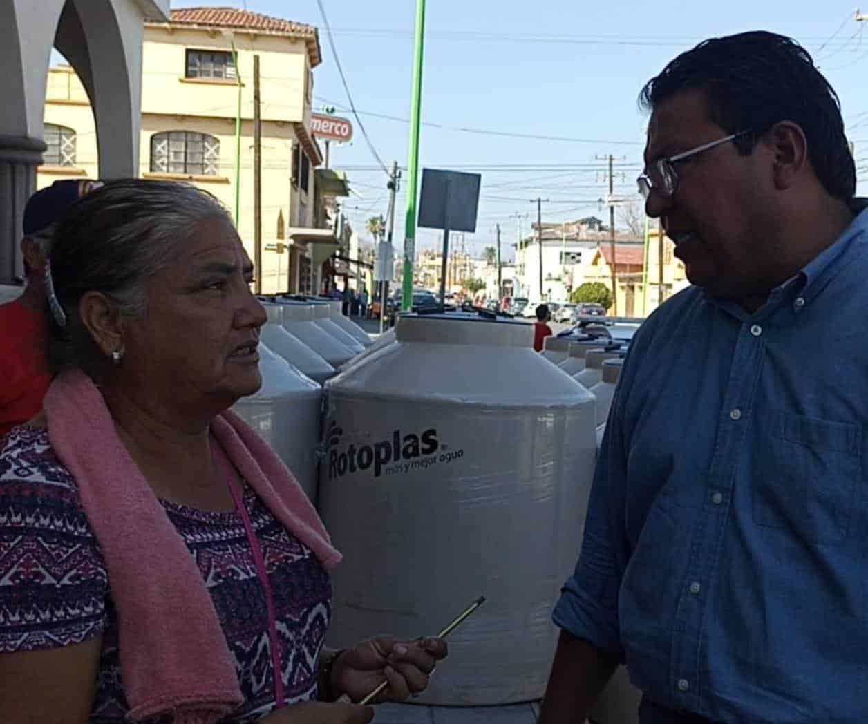 En aprietos abuelita para pagar su agua
