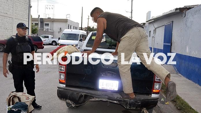 Se corta las venas frente a panadería
