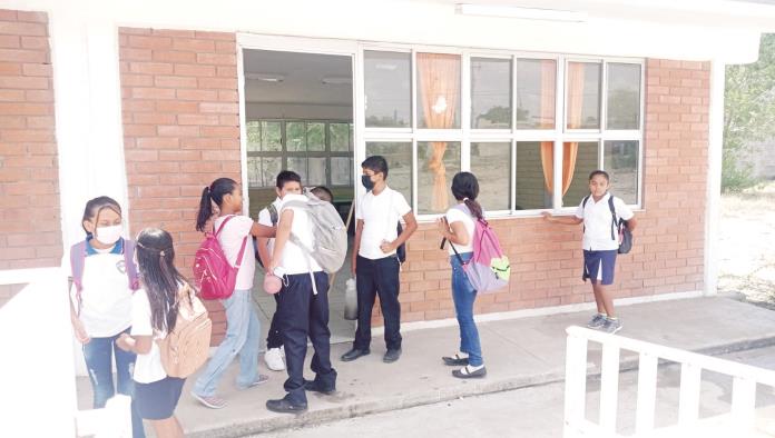 Toman clases en escuela vandalizada 