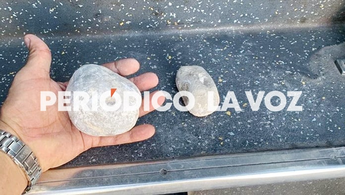 Lapidan vándalos camión de sindicalizados de la 147