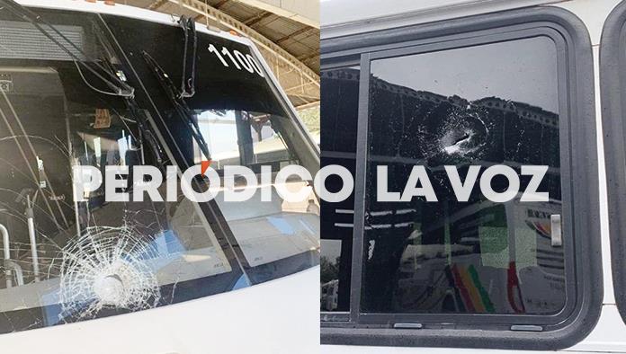 Lapidan vándalos camión de sindicalizados de la 147