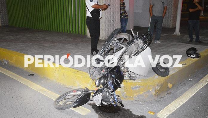 Se embarra moto en el “rallador de queso”