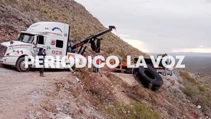Por poco cae tráiler a barranco