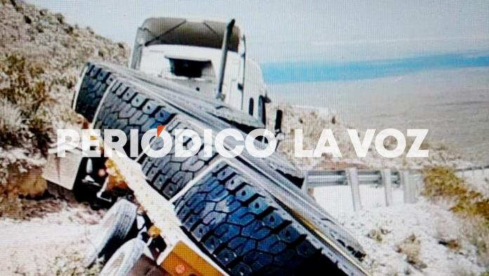 Por poco cae tráiler a barranco