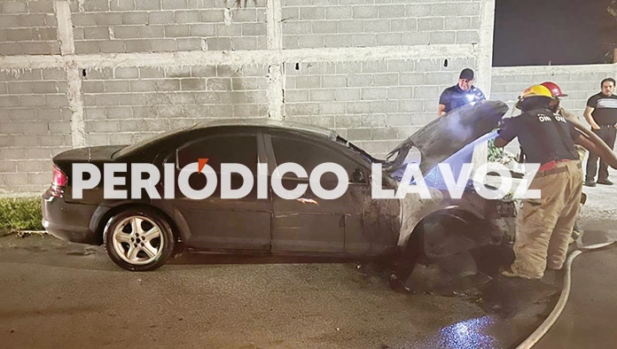 Le queman vándalos auto a universitario