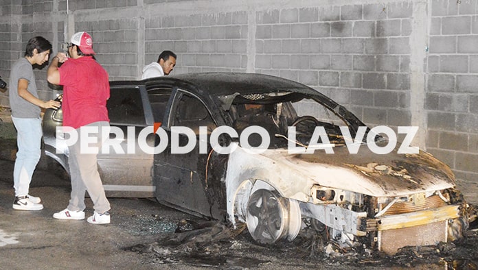 Le queman vándalos auto a universitario