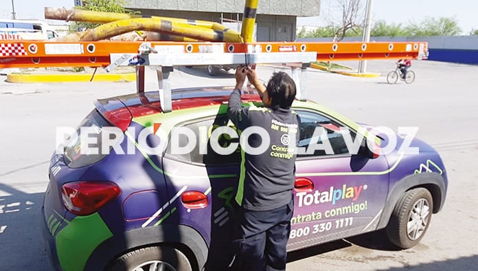 Trabajadores de Total Play se adueñan de guardachoques