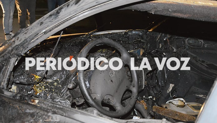 Le queman vándalos auto a universitario