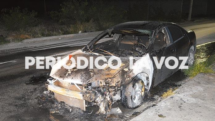 Le queman vándalos auto a universitario