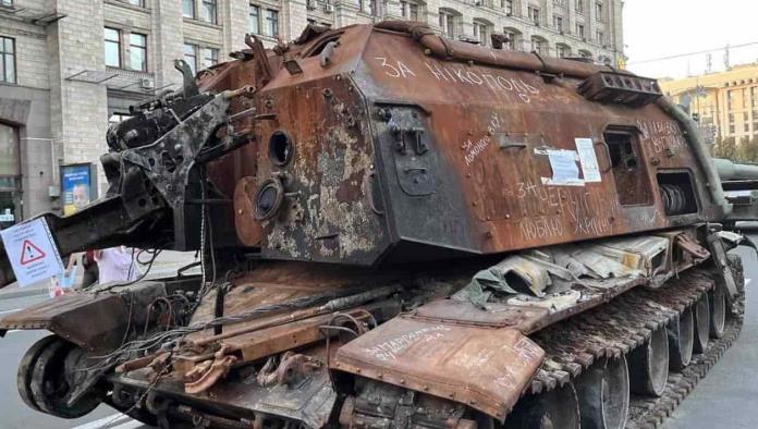Ucranianos celebran independencia con desfile de tanques rusos destruidos