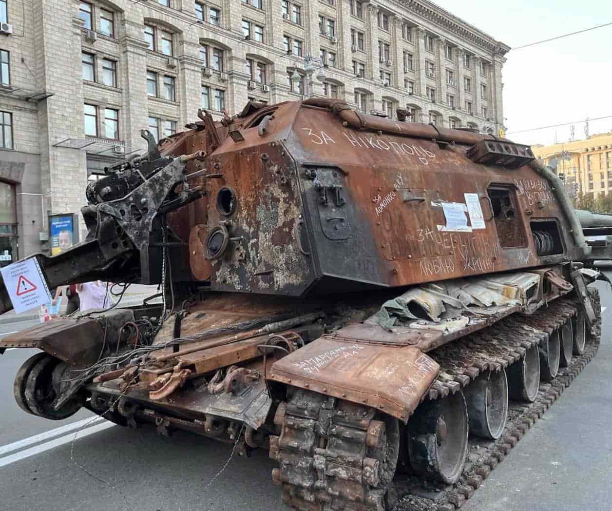 Ucranianos celebran independencia con desfile de tanques rusos destruidos
