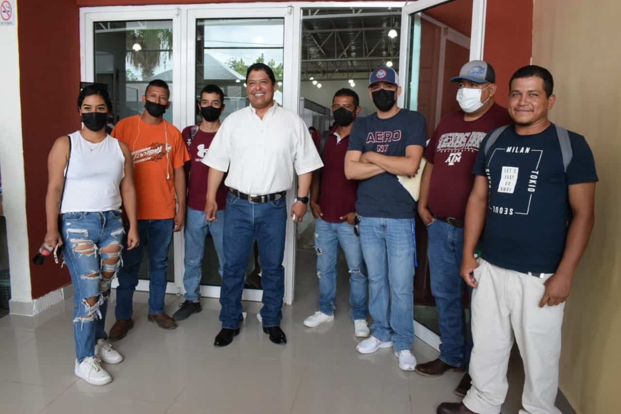 El alcalde de Cuatro Ciénegas  Humberto Villarreal Cortez  acompañó a jóvenes del municipio a la Feria Regional del Empleo.