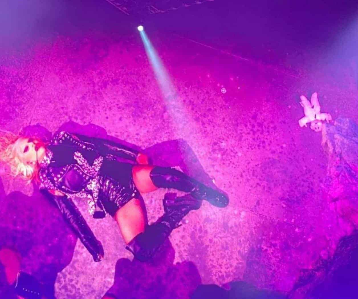 Lady Gaga recibe otro Dr. Simi durante concierto en Texas