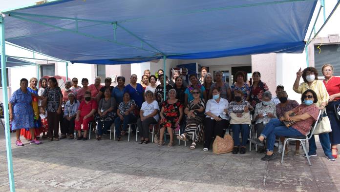 Castaños | Realiza DIF exposición de trabajos