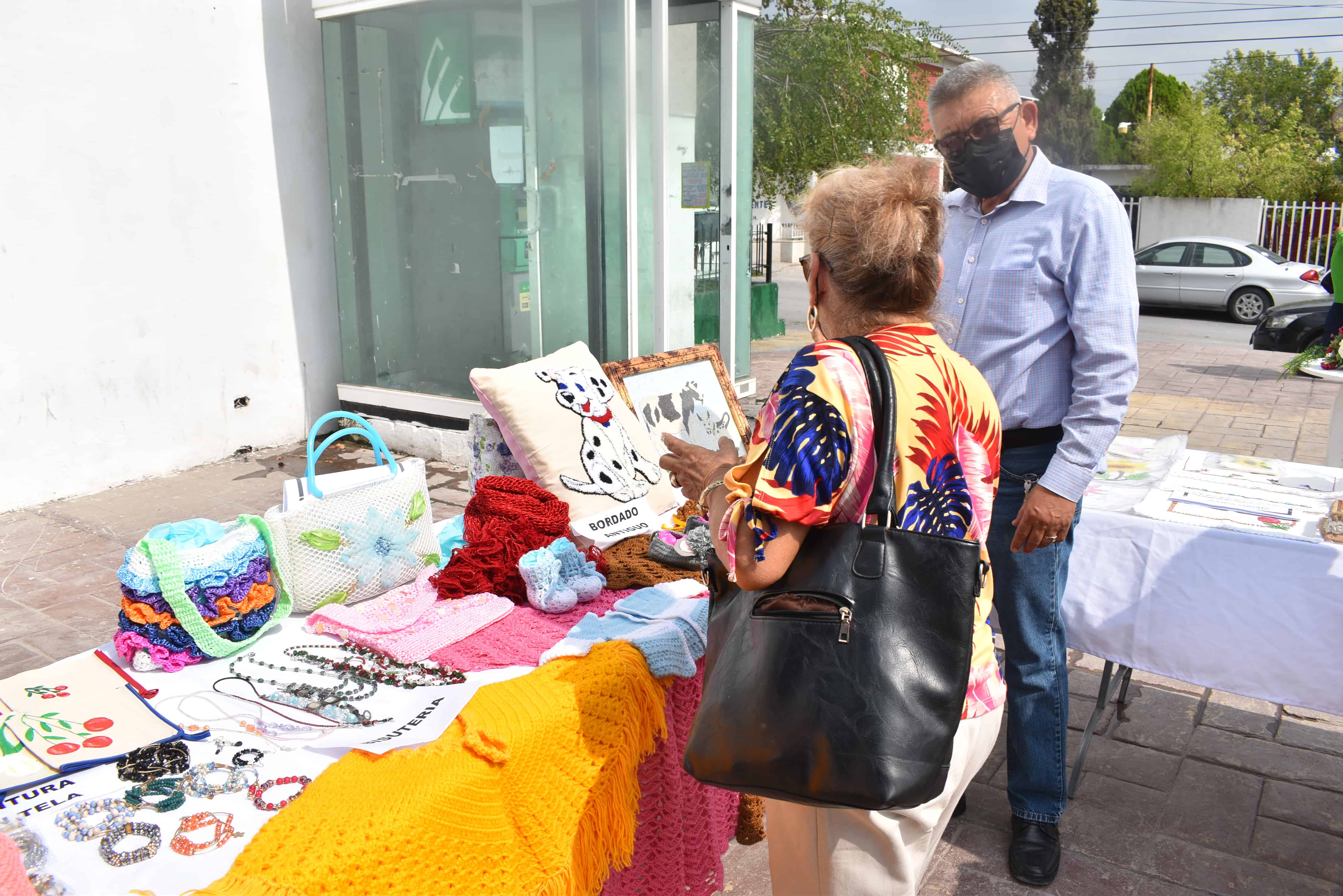 Castaños | Realiza DIF exposición de trabajos