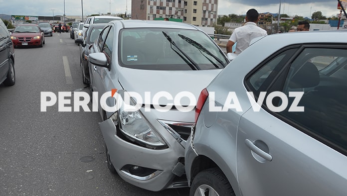 Se ensartan 4 autos en carambola