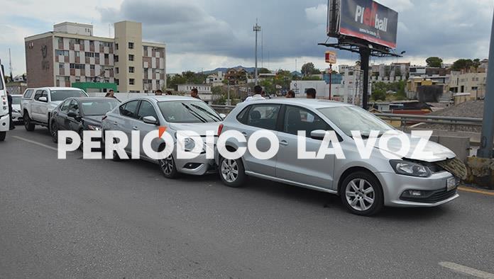 Se ensartan 4 autos en carambola