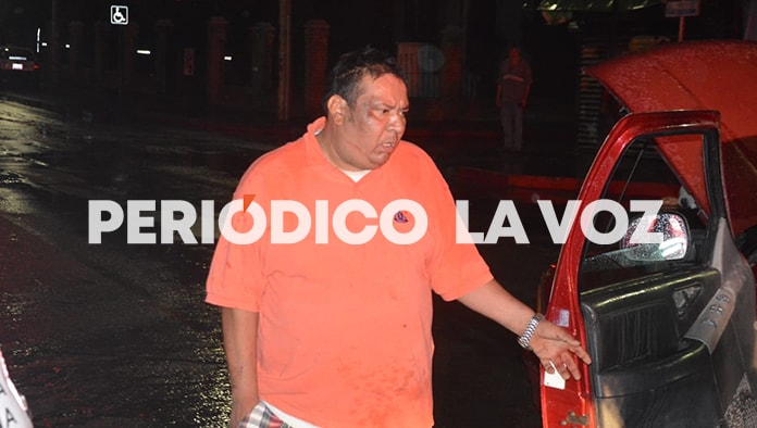 Auto se lleva de encuentro camioneta con todo y mecánico