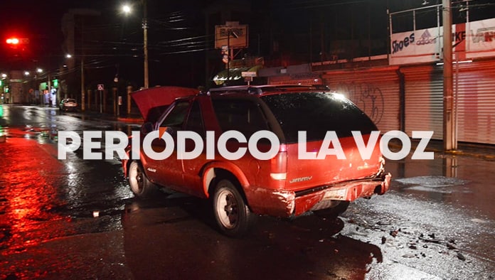 Auto se lleva de encuentro camioneta con todo y mecánico