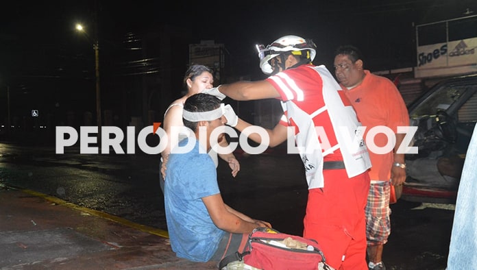 Auto se lleva de encuentro camioneta con todo y mecánico