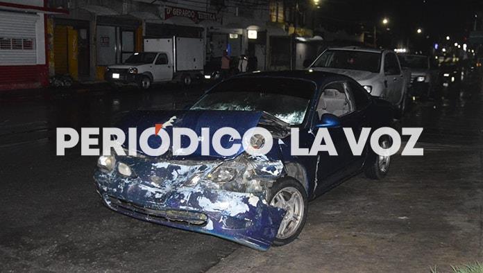 Auto se lleva de encuentro camioneta con todo y mecánico