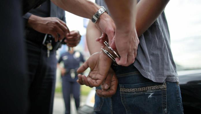 Padre entrega a su hijo por violar a la hija de su pareja