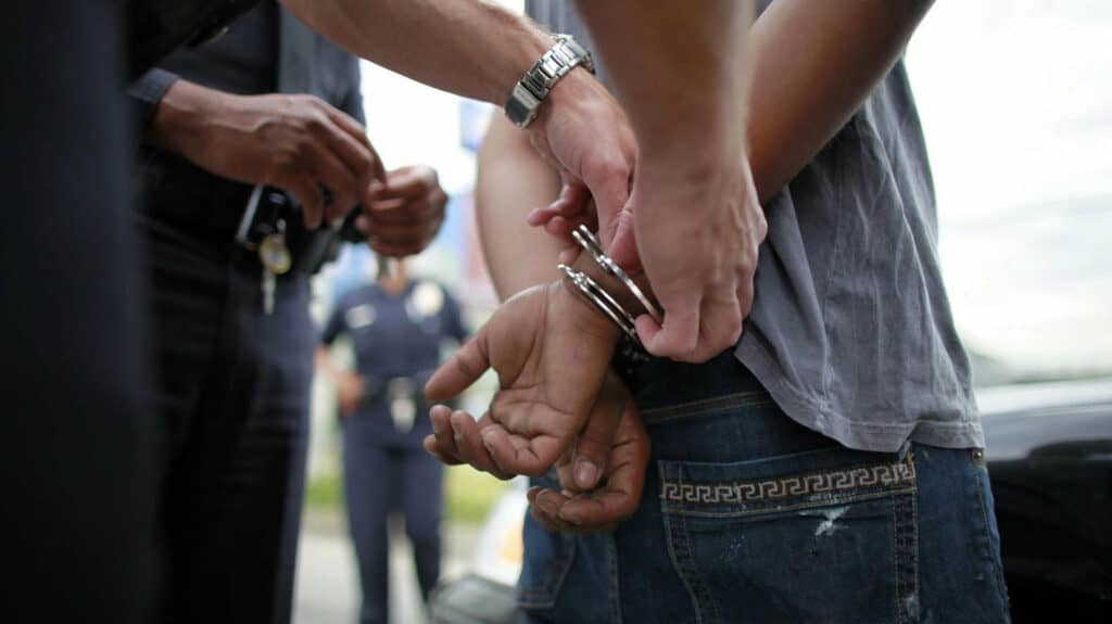 Padre entrega a su hijo por violar a la hija de su pareja