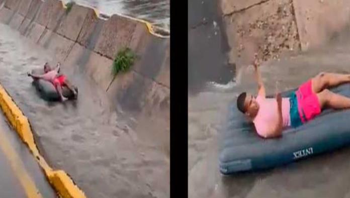 ¡Y se marchó! Joven pasea en colchón inflable y es tragado por coladera