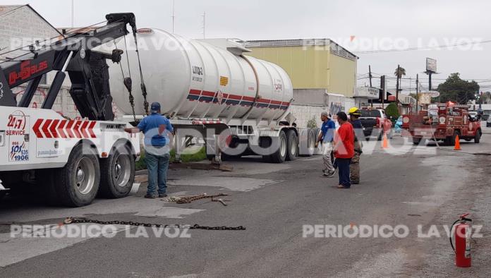 Alarma en Monclova hundimiento de pipa con 30 mil litros de gasolina