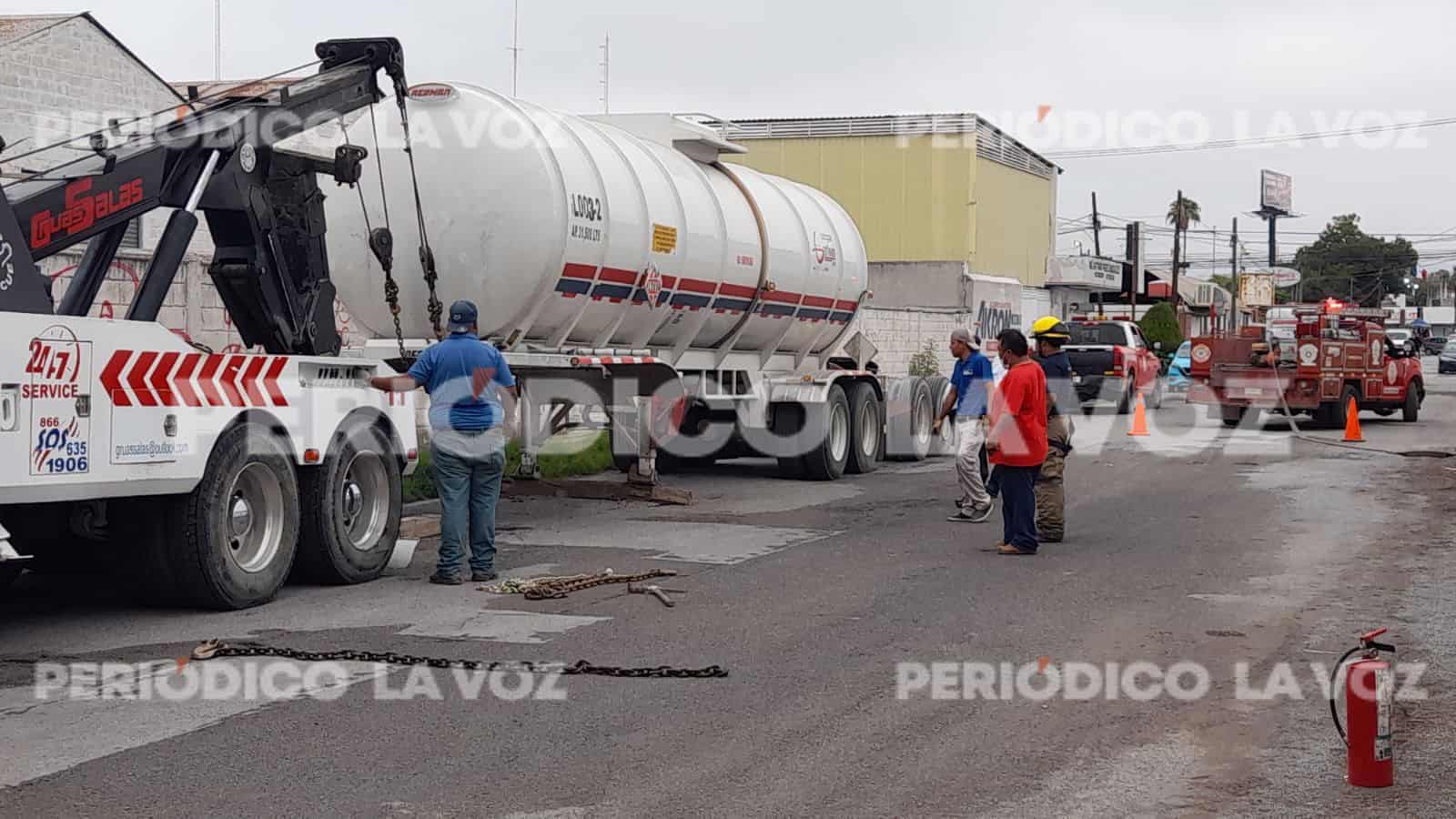 Alarma en Monclova hundimiento de pipa con 30 mil litros de gasolina