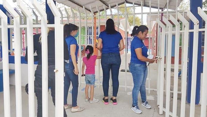 Escapa de preescolar niña de cuatro años Escapa de preescolar niña de cuatro años