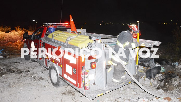 Pandilleros prenden fuego en lote baldío