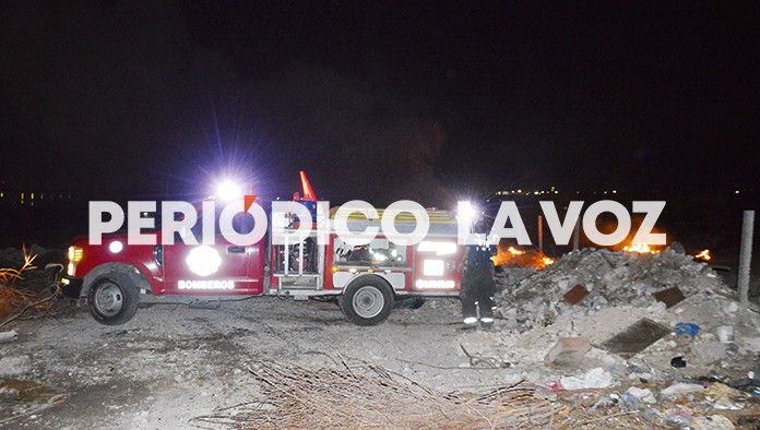 Pandilleros prenden fuego en lote baldío