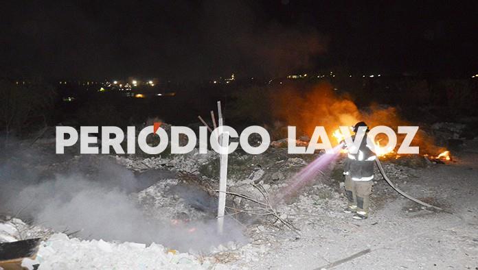 Pandilleros prenden fuego en lote baldío
