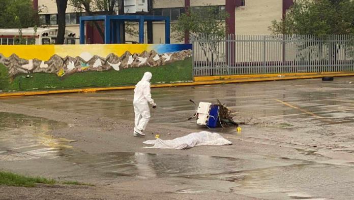 No sobrevivió ; Se traga desagüe a un ambulante