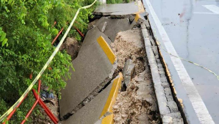 En medio de la tormenta; Se desmorona el puente de la Villa