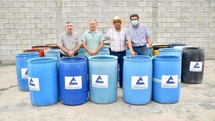 Recibe ayuntamiento donación de tambos