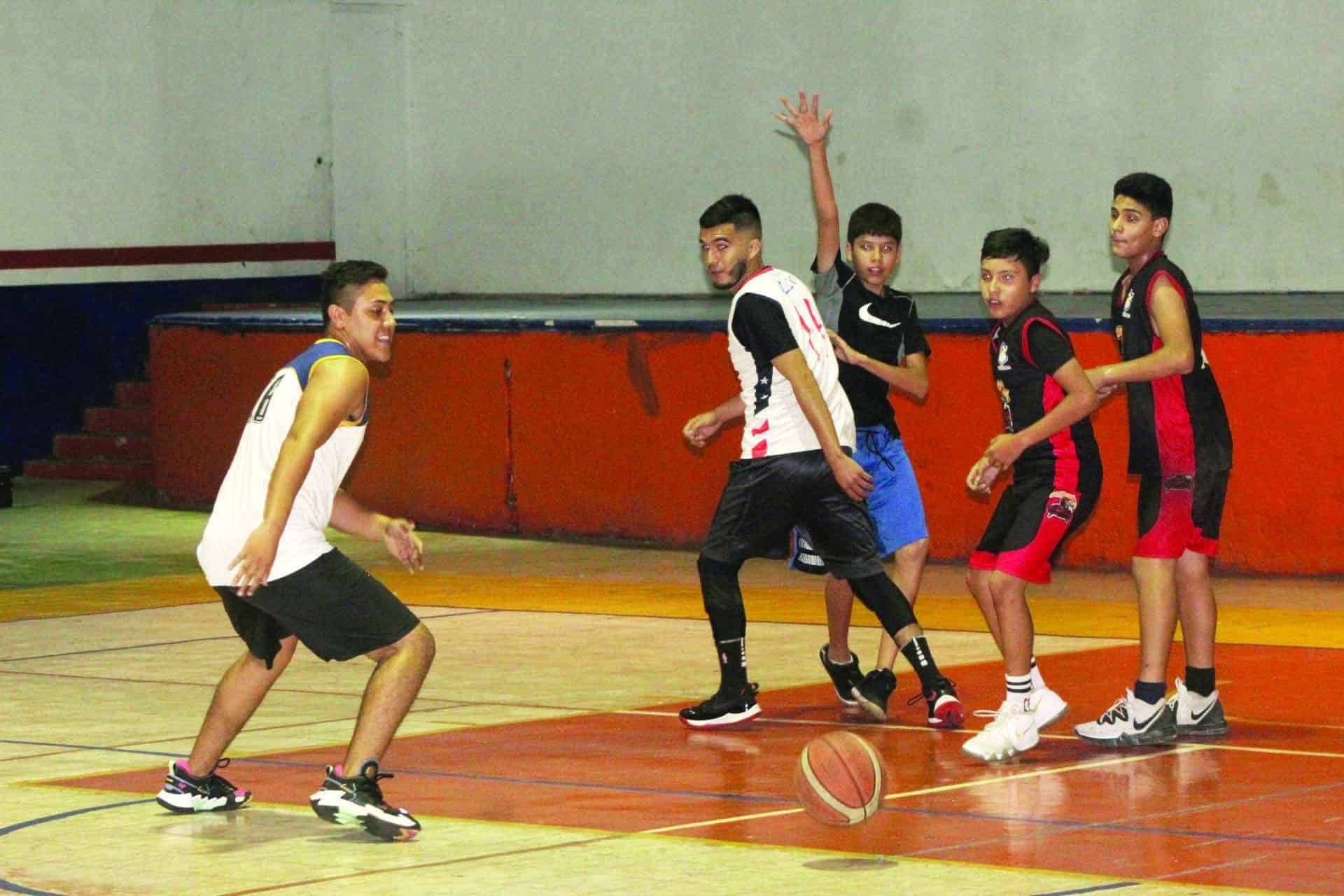 American English aplasta a los Espartans