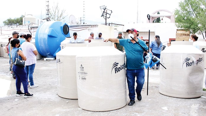 Llegan a Castaños tinacos y tanques