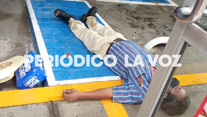 Golpean a vaquero por comprar “cerveza barata”