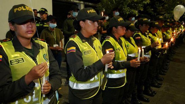 Comando armado ataca convoy de policías en Colombia; Mueren ocho